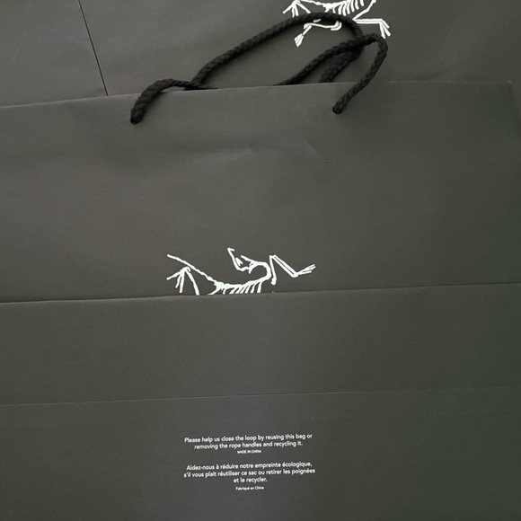 Arc’teryx paper bags - Picture 2 of 4